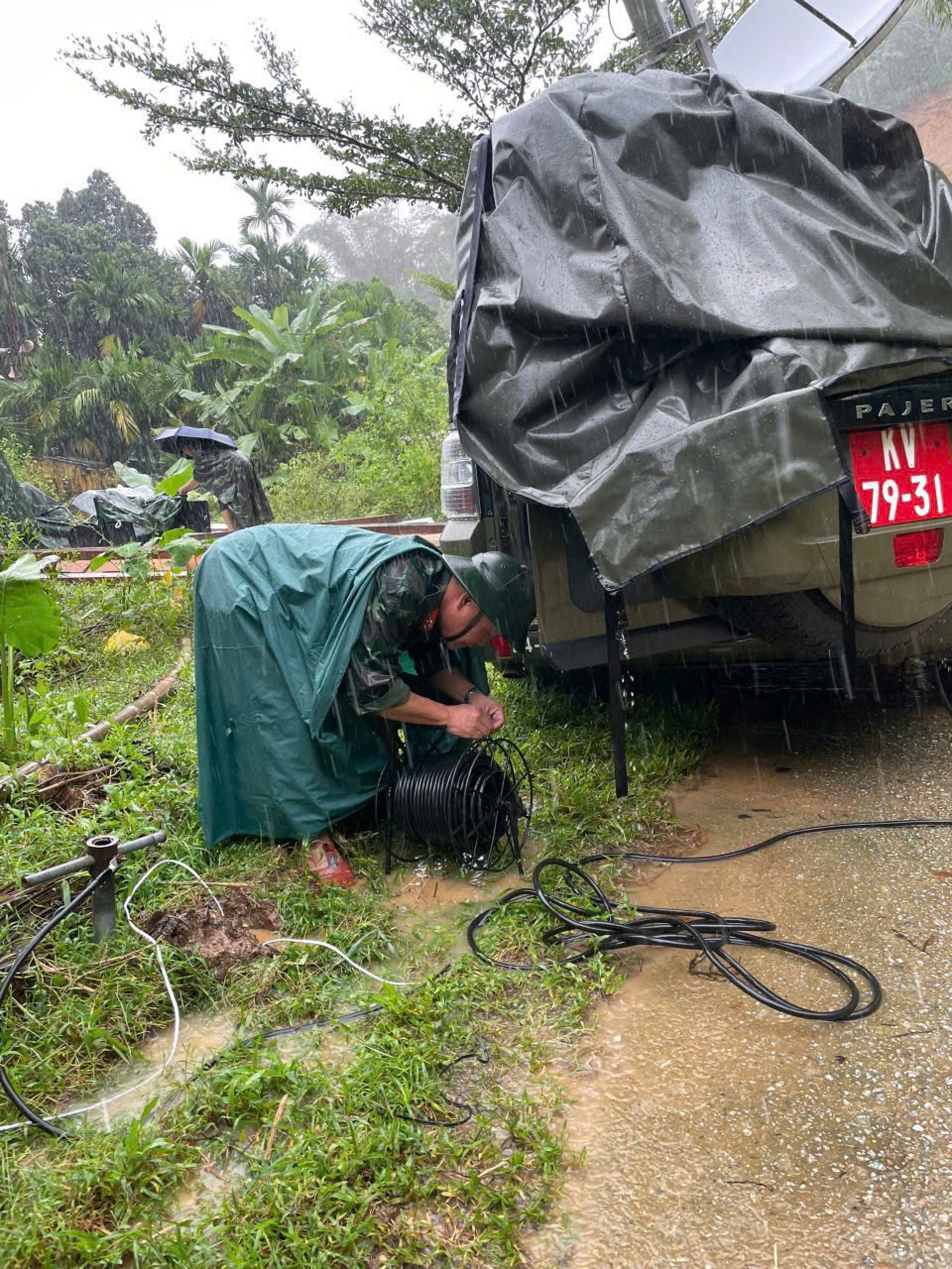 部队在雨中奋战,从坍塌区特拉连恢复通信